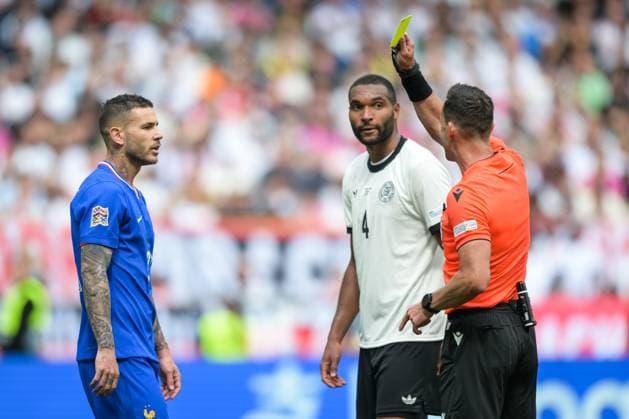 Fußball, Nations League, 20250608, Deutschland - Frankreich. Im Bild v.l. Lucas HERNANDEZ (Frankreich, 21), Jonathan TAH (Deutschland, 4), Schiedsrichter Ivan KRUZLIAK (SVK) gelbe Karte nach Rudelbildung. Stuttgart Stuttgart Arena Baden Württemberg Deutschland Copyright: Passion2Press MarkusxFischerx