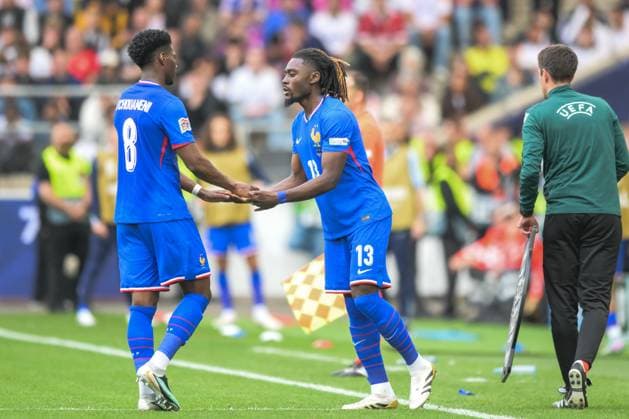Fußball, Nations League, 20250608, Deutschland - Frankreich. Im Bild Auswechslung Wechsel, v.l. Aurelien TCHOUAMENI (Frankreich, 8), Manu KONE (Frankreich, 13). Stuttgart Stuttgart Arena Baden Württemberg Deutschland Copyright: Passion2Press MarkusxFischerx
