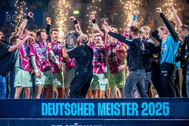 1. Handball-Bundesliga, DAIKIN HBL, Rhein-Neckar Löwen - Füchse Berlin; 08.06.2025 Die Mannschaft der Füchse Berlin jubelt gemeinsam nach dem Gewinn der Deutschen Meisterschaft 2025 in der SAP Arena. die Spieler halten die Meisterschale. DAIKIN HBL 2024 25, Rhein-Neckar Löwen gegen Füchse Berlin, am 08.06.2025 in der SAP-Arena in Mannheim DAIKIN HBL 2024 25, Rhein-Neckar Löwen gegen Füchse Berlin, am 08.06.2025 in der SAP-Arena in Mannheim. Copyright: xBEAUTIFULxSPORTS Gelhardtx