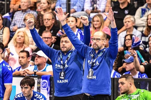 TVB Stuttgart - SC DHfK Leipzig; Stuttgart, 08.06.2025 Eine der seltenen emotionalen Reaktionen von Cheftrainer Jürgen Schweikardt (Stuttgart) links daneben Torwarttrainer Daniel Sdunek; Stuttgart, 08.06.2025 - 34. Spieltag der Handball-Bundesliga, TVB Stuttgart - SC DHfK Leipzig, Porsche-Arena, Stuttgart. Copyright: xBEAUTIFULxSPORTS Märklx