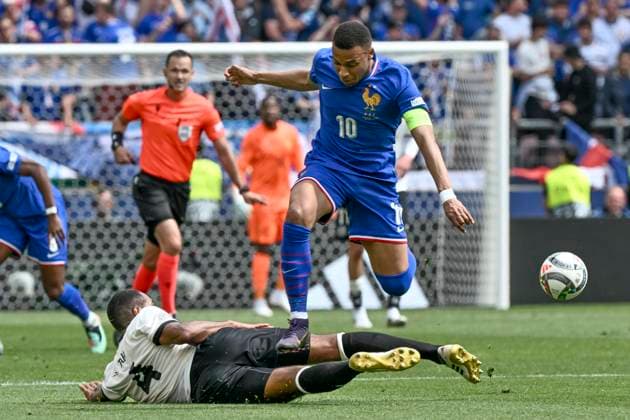 v. li. im Kampf um den Ball Jonathan Tah(Deutschland 4) Kylian Mbappe (Frankreich 10) 08.06.2025 Fussball UEFA Nations League Deutschland vs Frankreich, Nekarstadion, Stuttgart,