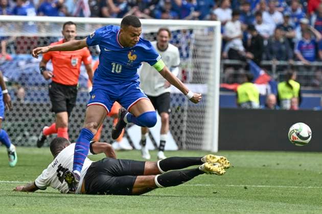 v. li. im Kampf um den Ball Jonathan Tah(Deutschland 4) Kylian Mbappe (Frankreich 10) 08.06.2025 Fussball UEFA Nations League Deutschland vs Frankreich, Nekarstadion, Stuttgart,