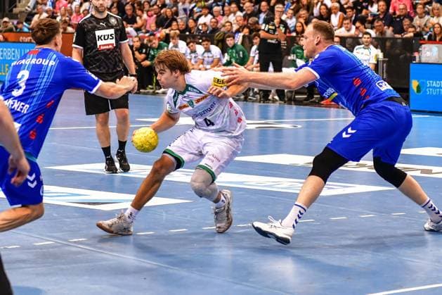 TVB Stuttgart - SC DHfK Leipzig; Stuttgart, 08.06.2025 Andri Mar Runarsson (Leipzig 4) gegen Max Haefner (Stuttgart 3) und Lenny Rubin (Stuttgart 44) ; Stuttgart, 08.06.2025 - 34. Spieltag der Handball-Bundesliga, TVB Stuttgart - SC DHfK Leipzig, Porsche-Arena, Stuttgart. Copyright: xBEAUTIFULxSPORTS Märklx