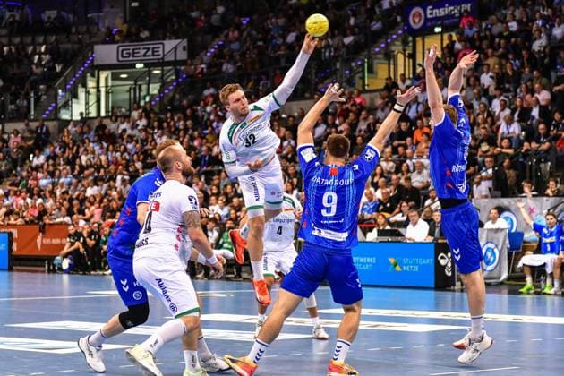 TVB Stuttgart - SC DHfK Leipzig; Stuttgart, 08.06.2025 Franz Semper (Leipzig 32) gegen Gianfranco Pribetic (Stuttgart 9) und Samuel Roethlisberger (Stuttgart 17) ; Stuttgart, 08.06.2025 - 34. Spieltag der Handball-Bundesliga, TVB Stuttgart - SC DHfK Leipzig, Porsche-Arena, Stuttgart. Copyright: xBEAUTIFULxSPORTS Märklx