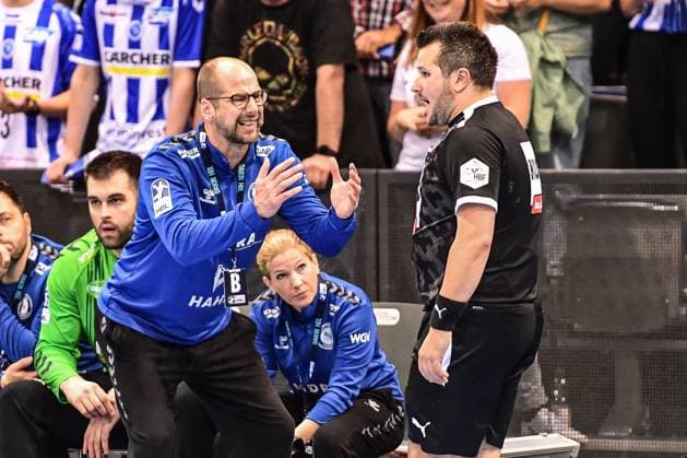 TVB Stuttgart - SC DHfK Leipzig; Stuttgart, 08.06.2025 Cheftrainer Jürgen Schweikardt (Stuttgart) hadert mit Schiedsrichter Sascha Schmidt ; Stuttgart, 08.06.2025 - 34. Spieltag der Handball-Bundesliga, TVB Stuttgart - SC DHfK Leipzig, Porsche-Arena, Stuttgart. Copyright: xBEAUTIFULxSPORTS Märklx