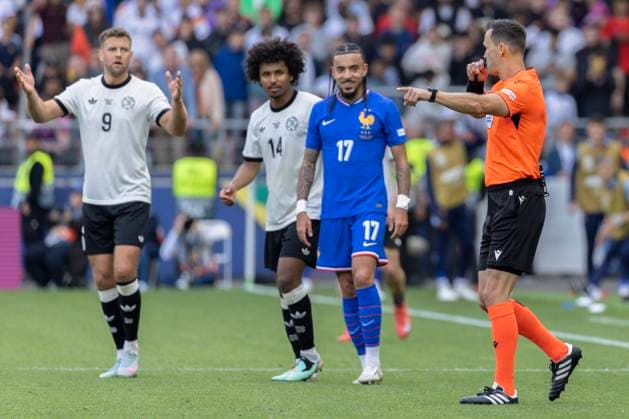 Stuttgart, Germany, June 08st 2025: Offside decision by Ivan KruÅ¾liak (referee) on goal by Deniz Undav (13 GER) during the UEFA Nations League 3rd Place between Germany and France at Stuttgart Arena in Stuttgart, Germany. Philipp Kresnik (Philipp Kresnik SPP) Copyright: xPhilippxKresnikx xSPPx spp-en-PhKrSp-1KRE0390