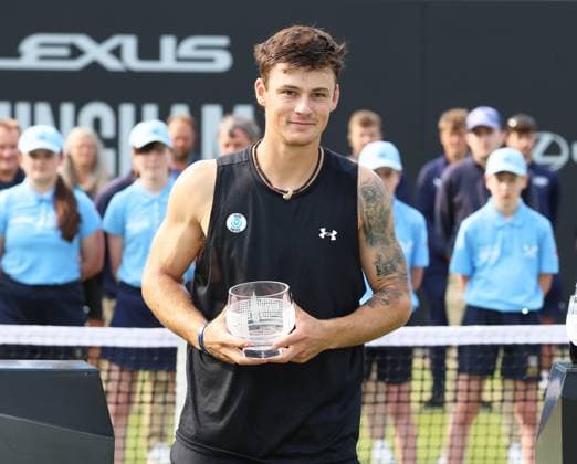TENNIS - Birmingham Open 2025 BIRMINGHAM,ENGLAND,08.JUN.25 - TENNIS - ATP, Tennis Herren Challenger Tour, Birmingham Open, final. Image shows Colton Smith (USA). keywords: award ceremony, trophy.  GEPAxpictures xAlanxGrieves