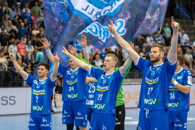 Handball I Herren I Saison 2024-2025 I Bundesliga I 34. Spieltag I TVB Stuttgart - SC DHfK Leipzig I 08.06.2025 Der TVB erreicht den Klassenerhalt, v.L. Alon Oberman (7, TVB Stuttgart), Lukas Laube (24, TVB Stuttgart), Torben Matzken (22, TVB Stuttgart), Samuel Röthlisberger (17, TVB Stuttgart) Stuttgart Porsche Arena Baden-Württemberg Deutschland Copyright: xLobeca MaxxPetershansx