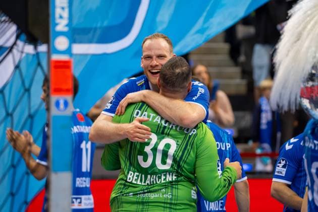 Handball I Herren I Saison 2024-2025 I Bundesliga I 34. Spieltag I TVB Stuttgart - SC DHfK Leipzig I 08.06.2025 Lenny Rubin (44, TVB Stuttgart) und Samir Bellahcene (30, TVB Stuttgart) liegen sich in den Armen und freuen sich über den Klassenerhalt Stuttgart Porsche Arena Baden-Württemberg Deutschland Copyright: xLobeca MaxxPetershansx