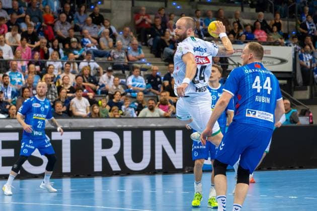 Handball I Herren I Saison 2024-2025 I Bundesliga I 34. Spieltag I TVB Stuttgart - SC DHfK Leipzig I 08.06.2025 Moritz Preuss (24, SC DHfK Leipzig) im Wurf, daneben Lenny Rubin (44, TVB Stuttgart) Stuttgart Porsche Arena Baden-Württemberg Deutschland Copyright: xLobeca MaxxPetershansx
