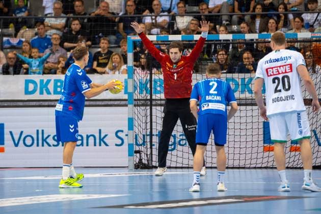 Handball I Herren I Saison 2024-2025 I Bundesliga I 34. Spieltag I TVB Stuttgart - SC DHfK Leipzig I 08.06.2025 Domenico Ebner (1, SC DHfK Leipzig) im Tor bei einem Siebenmeter gegen Max Häfner (3, TVB Stuttgart) Stuttgart Porsche Arena Baden-Württemberg Deutschland Copyright: xLobeca MaxxPetershansx