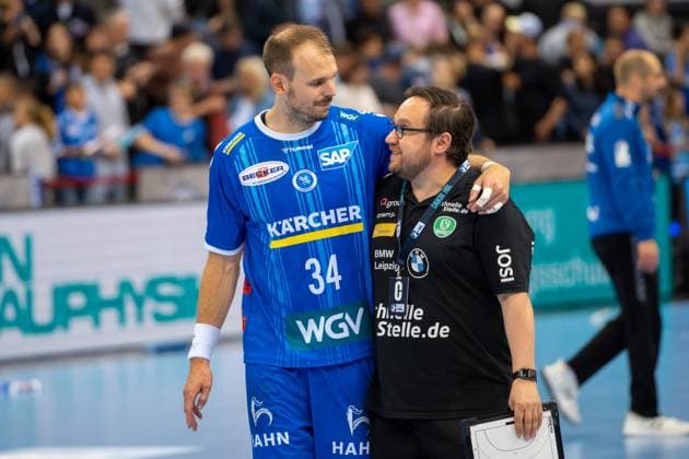 Handball I Herren I Saison 2024-2025 I Bundesliga I 34. Spieltag I TVB Stuttgart - SC DHfK Leipzig I 08.06.2025 Kai Häfner (34, TVB Stuttgart) mit Enrico Henoch (SC DHfK Leipzig) Stuttgart Porsche Arena Baden-Württemberg Deutschland Copyright: xLobeca MaxxPetershansx
