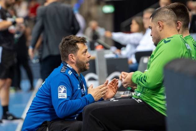 Handball I Herren I Saison 2024-2025 I Bundesliga I 34. Spieltag I TVB Stuttgart - SC DHfK Leipzig I 08.06.2025 Torwarttrainer Daniel Sdunek (TVB Stuttgart) im Gespräch mit Miljan Vujovic (16, TVB Stuttgart) und Samir Bellahcene (30, TVB Stuttgart) Stuttgart Porsche Arena Baden-Württemberg Deutschland Copyright: xLobeca MaxxPetershansx