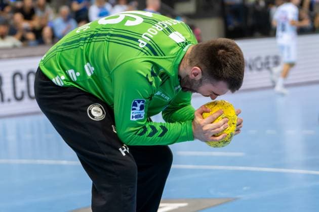 Handball I Herren I Saison 2024-2025 I Bundesliga I 34. Spieltag I TVB Stuttgart - SC DHfK Leipzig I 08.06.2025 Miljan Vujovic (16, TVB Stuttgart) jubelt und zerdrückt dabei den Ball Stuttgart Porsche Arena Baden-Württemberg Deutschland Copyright: xLobeca MaxxPetershansx