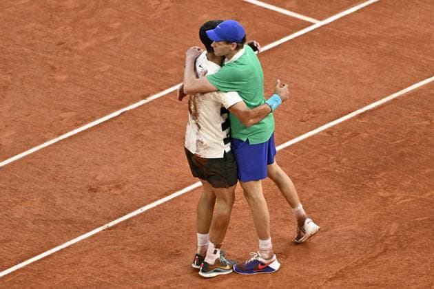 2025 Roland-Garros - Men s Single Final PARIS, FRANCE - JUNE 8: Jannik Sinner of Italy (R) and Carlos Alcaraz of Spain (L) shake hands at the net after their men s singles final match during the French Open tennis tournament at Roland-Garros in Paris, France on June 8, 2025. Burak Akbulut Anadolu Paris France. Editorial use only. Please get in touch for any other usage.  Copyright: x2025xAnadoluxBurakxAkbulutx