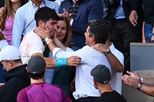 Roland Garros 2025: Carlos Alcaraz (ESP) defeats Jannik Sinner in the Men s Singles final on Court Philippe Chatrier during the Grand Slam tennis tournament on June 8, 2025, at the Roland-Garros stadium in Paris, France. - 08 06 2025 - France Ile-de-France (region) Paris -  JulienxMattiax xLexPictorium LePictorium_0310437