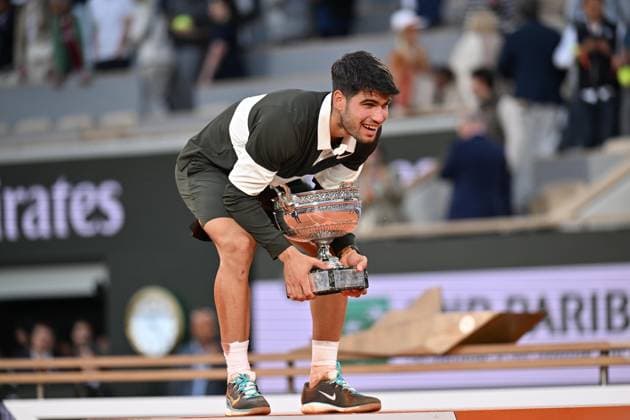 Carlos Alcaraz wins Men’s Singles title at Roland Garros PARIS, FRANCE - JUNE 8: Spain s Carlos Alcaraz celebrates with the championship trophy after winning the men s singles final match against Italy s Jannik Sinner at the French Open tennis tournament at Roland-Garros in Paris, France on June 8, 2025. Mustafa Yalcin Anadolu Paris France. Editorial use only. Please get in touch for any other usage.  Copyright: x2025xAnadoluxMustafaxYalcinx