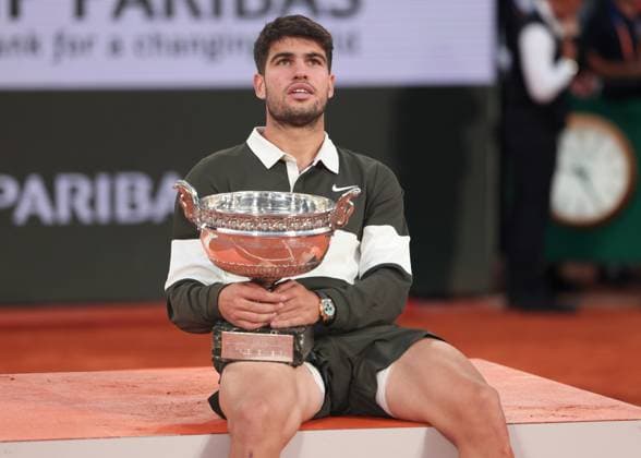Carlos Alcaraz (ESP) mit dem Pokal, Trophy, Siegerehrung, Presentation Tennis - French Open 2025 - Roland Garros - Paris - - France - 8 June 2025. Copyright: xJuergenxHasenkopfx