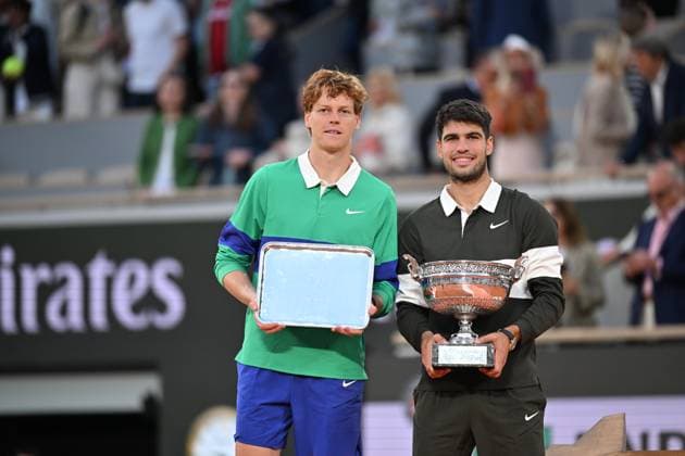 Sport Bilder des Tages 2025 Roland-Garros - Men s Single Final PARIS, FRANCE - JUNE 08: Winner Spain s Carlos Alcaraz (R) poses with the trophy next to Italy s Jannik Sinner at the end of their men s singles final match on day 15 of the French Open tennis tournament on Court Philippe-Chatrier at the Roland-Garros Complex in Paris on June 8, 2025. Burak Akbulut Anadolu Paris France. Editorial use only. Please get in touch for any other usage.  Copyright: x2025xAnadoluxBurakxAkbulutx