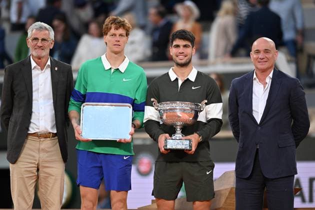 2025 Roland-Garros - Men s Single Final PARIS, FRANCE - JUNE 08: Winner Spain s Carlos Alcaraz (R) poses with the trophy next to Italy s Jannik Sinner at the end of their men s singles final match on day 15 of the French Open tennis tournament on Court Philippe-Chatrier at the Roland-Garros Complex in Paris on June 8, 2025. Burak Akbulut Anadolu Paris France. Editorial use only. Please get in touch for any other usage.  Copyright: x2025xAnadoluxBurakxAkbulutx