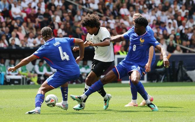 BAU 08.06.2025 Stuttgart Fußball UEFA Nations League Spiel um Platz 3, Deutschland vs. Frankreich, v.l. Loic Bade (FRA), Karim Adeyemi (GER), Aurelien Tchouameni (FRA)
