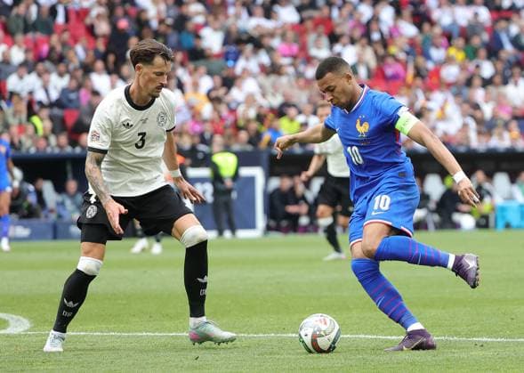 08.06.2025, Nations League, Deutschland vs Frankreich, Stuttgart Football Arena, Fussball im Bild: Robin Koch (Deutschland) vs Kylian Mbappe (Frankreich)