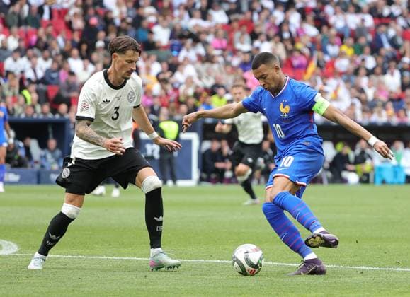 08.06.2025, Nations League, Deutschland vs Frankreich, Stuttgart Football Arena, Fussball im Bild: Robin Koch (Deutschland) vs Kylian Mbappe (Frankreich)