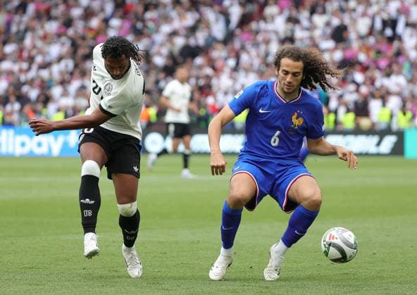 08.06.2025, Nations League, Deutschland vs Frankreich, Stuttgart Football Arena, Fussball im Bild: Serge Gnabry (Deutschland) vs Matteo Guendouzi (Frankreich)