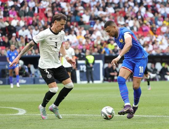 08.06.2025, Nations League, Deutschland vs Frankreich, Stuttgart Football Arena, Fussball im Bild: Robin Koch (Deutschland) vs Kylian Mbappe (Frankreich)