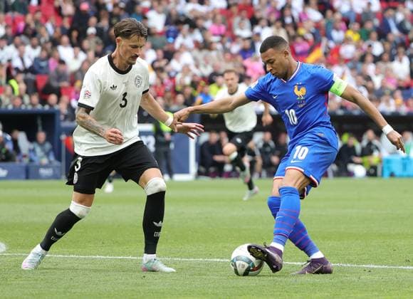 08.06.2025, Nations League, Deutschland vs Frankreich, Stuttgart Football Arena, Fussball im Bild: Robin Koch (Deutschland) vs Kylian Mbappe (Frankreich)