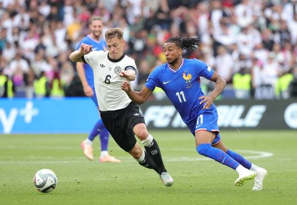 08.06.2025, Nations League, Deutschland vs Frankreich, Stuttgart Football Arena, Fussball im Bild: Joshua Kimmich (Deutschland) vs Michael Olise (Frankreich)