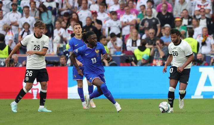 08.06.2025, Nations League, Deutschland vs Frankreich, Stuttgart Football Arena, Fussball im Bild: Tom Bischof (Deutschland), Lucas Digne (Frankreich), Manu Kone (Frankreich), Serge Gnabry (Deutschland)