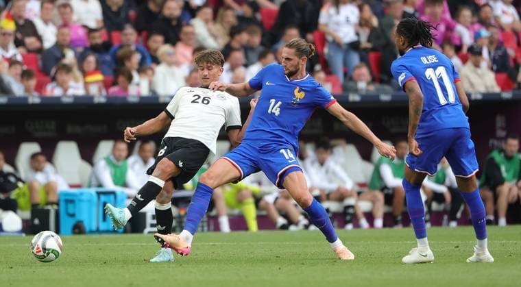 08.06.2025, Nations League, Deutschland vs Frankreich, Stuttgart Football Arena, Fussball im Bild: Tom Bischof (Deutschland) vs Adrien Rabiot (Frankreich), Michael Olise (Frankreich)