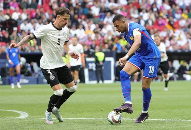 08.06.2025, Nations League, Deutschland vs Frankreich, Stuttgart Football Arena, Fussball im Bild: Robin Koch (Deutschland) vs Kylian Mbappe (Frankreich)