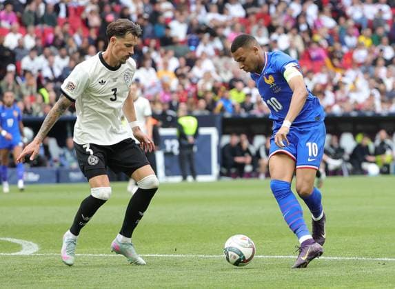 08.06.2025, Nations League, Deutschland vs Frankreich, Stuttgart Football Arena, Fussball im Bild: Robin Koch (Deutschland) vs Kylian Mbappe (Frankreich)