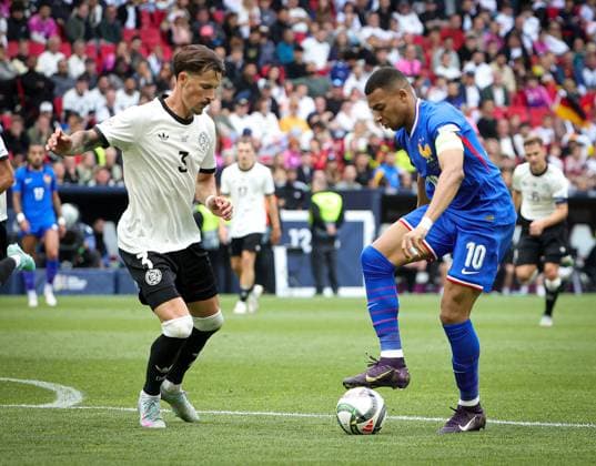 08.06.2025, Nations League, Deutschland vs Frankreich, Stuttgart Football Arena, Fussball im Bild: Robin Koch (Deutschland) vs Kylian Mbappe (Frankreich)