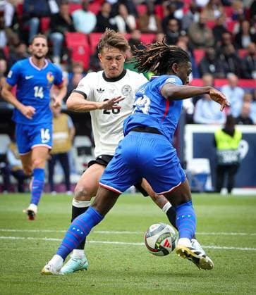 08.06.2025, Nations League, Deutschland vs Frankreich, Stuttgart Football Arena, Fussball im Bild: Tom Bischof (Deutschland) vs Michael Olise (Frankreich)