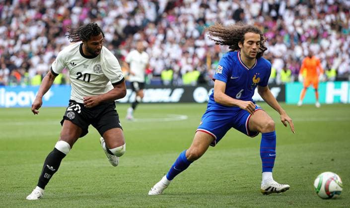 08.06.2025, Nations League, Deutschland vs Frankreich, Stuttgart Football Arena, Fussball im Bild: Serge Gnabry (Deutschland) vs Matteo Guendouzi (Frankreich)