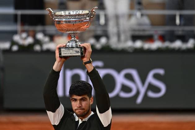 Roland Garros 2025: Carlos Alcaraz (ESP) lifts the Musketeers Trophy after his victory in the Men s Singles final against Jannik Sinner on Court Philippe Chatrier during the Grand Slam tennis tournament on June 8, 2025, at Roland Garros Stadium in Paris, France. - 08 06 2025 - France Ile-de-France (region) Paris -  JulienxMattiax xLexPictorium LePictorium_0310456