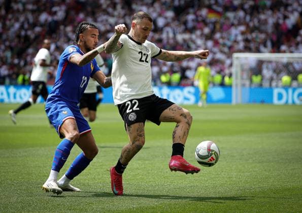 08.06.2025, Nations League, Deutschland vs Frankreich, Stuttgart Football Arena, Fussball im Bild: Malo Gusto (Frankreich) vs David Raum (Deutschland)