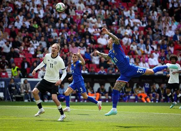 08.06.2025, Nations League, Deutschland vs Frankreich, Stuttgart Football Arena, Fussball im Bild: Nick Woltemade (Deutschland), Lucas Digne (Frankreich) , Lucas Hernandez (Frankreich)