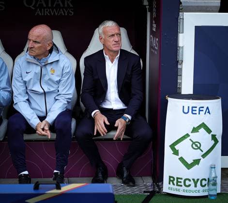 08.06.2025, Nations League, Deutschland vs Frankreich, Stuttgart Football Arena, Fussball im Bild: Guy Stephan (Frankreich) und Didier Deschamps (Frankreich)