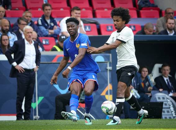 08.06.2025, Nations League, Deutschland vs Frankreich, Stuttgart Football Arena, Fussball im Bild: Didier Deschamps (Frankreich) beobachtet Aurelien Tchouameni (Frankreich) vs Karim Adeyemi (Deutschland)