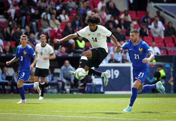 08.06.2025, Nations League, Deutschland vs Frankreich, Stuttgart Football Arena, Fussball im Bild: Lucas Digne (Frankreich), Leon Goretzka (Deutschland), Karim Adeyemi (Deutschland), Lucas Hernandez (Frankreich)