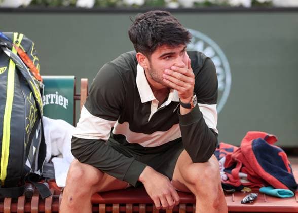 Sieger Carlos Alcaraz (ESP) sitzt auf der Bank und wartet auf die Siegerehrung, Presentation Tennis - French Open 2025 - Roland Garros - Paris - - France - 8 June 2025. Copyright: xJuergenxHasenkopfx
