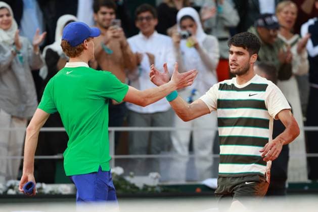 Jannik Sinner (ITA) gratuliert dem Sieger Carlos Alcaraz (ESP), Endspiel, Final Tennis - French Open 2025 - Roland Garros - Paris - - France - 8 June 2025. Copyright: xJuergenxHasenkopfx