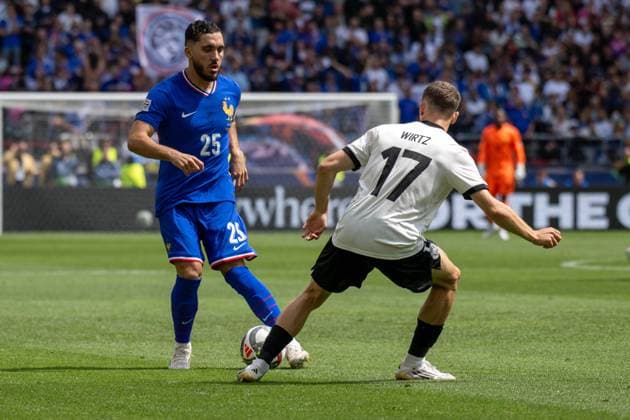 Rayan Cherki (FRA) und Florian Wirtz (GER). xettx, Deutschland, Stuttgart, 08.06.2025, Fussball, Nationalmannschaft, UEFA Nation League: Deutschland vs Frankreich, Saison 2024 2025, Spiel um Platz 3, mhp Arena