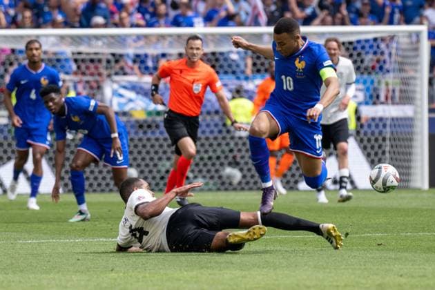 Johnathan Tah (GER) und Kylian Mbappe (FRA). xettx, Deutschland, Stuttgart, 08.06.2025, Fussball, Nationalmannschaft, UEFA Nation League: Deutschland vs Frankreich, Saison 2024 2025, Spiel um Platz 3, mhp Arena