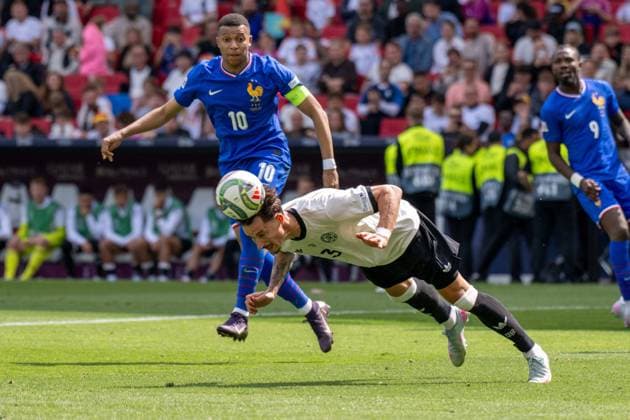 Robin Koch (GER) und Kylian Mbappe (FRA). xettx, Deutschland, Stuttgart, 08.06.2025, Fussball, Nationalmannschaft, UEFA Nation League: Deutschland vs Frankreich, Saison 2024 2025, Spiel um Platz 3, mhp Arena