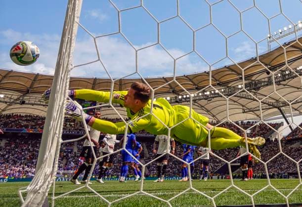 08.06.2025, Fussball UEFA Nations League 2024 25, Spiel um Platz 3, Deutschland - Frankreich, in der MHP-Arena Stuttgart, Torwart Marc Andre ter-Stegen (Deutschland) streckt sich zum Ball.